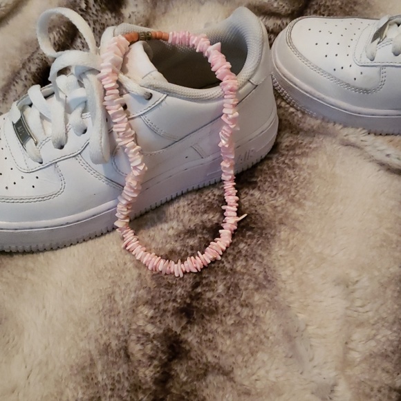 Jewelry - 💕Adorable Pink Puka Necklace!💕